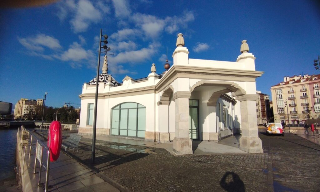 vista del Palacete del Embarcadero desde lateral trasera