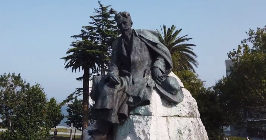escultura de Pereda en alto de su monumento