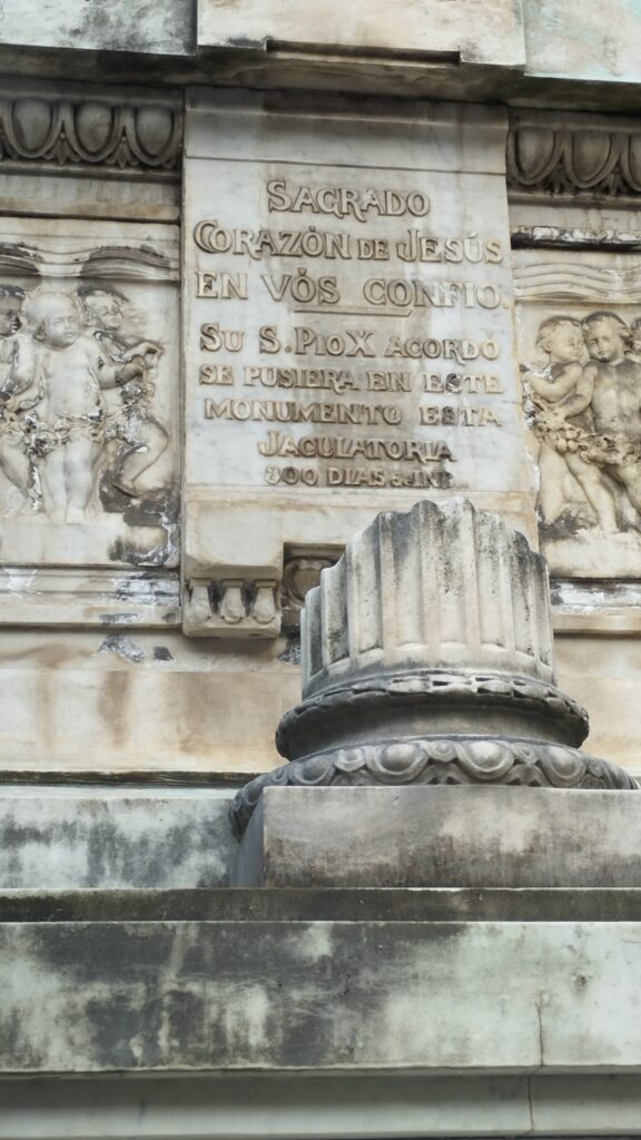 pedestal del Monumento al Sagrado Corazón