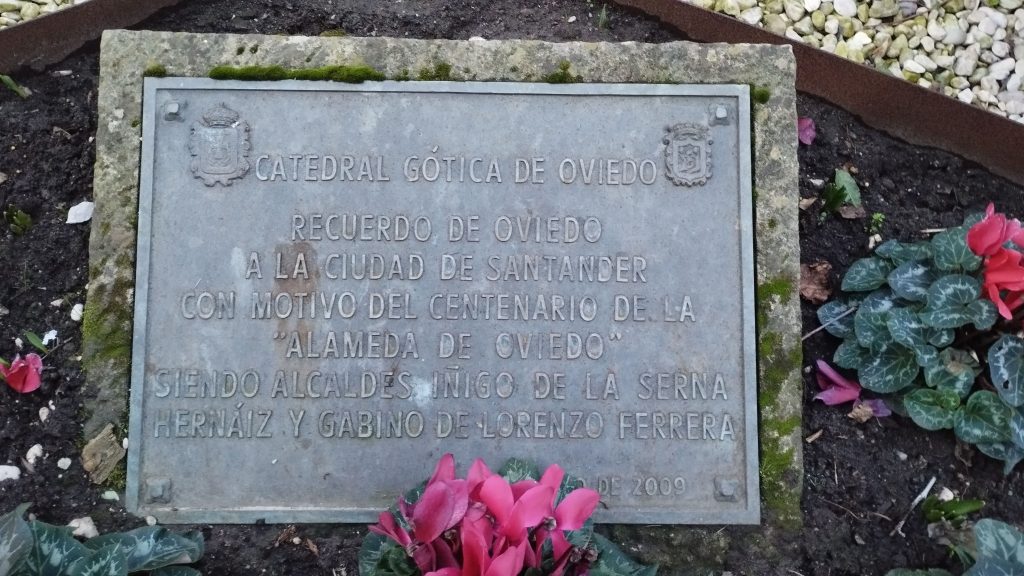 placa de la escultura de la catedral de Oviedo