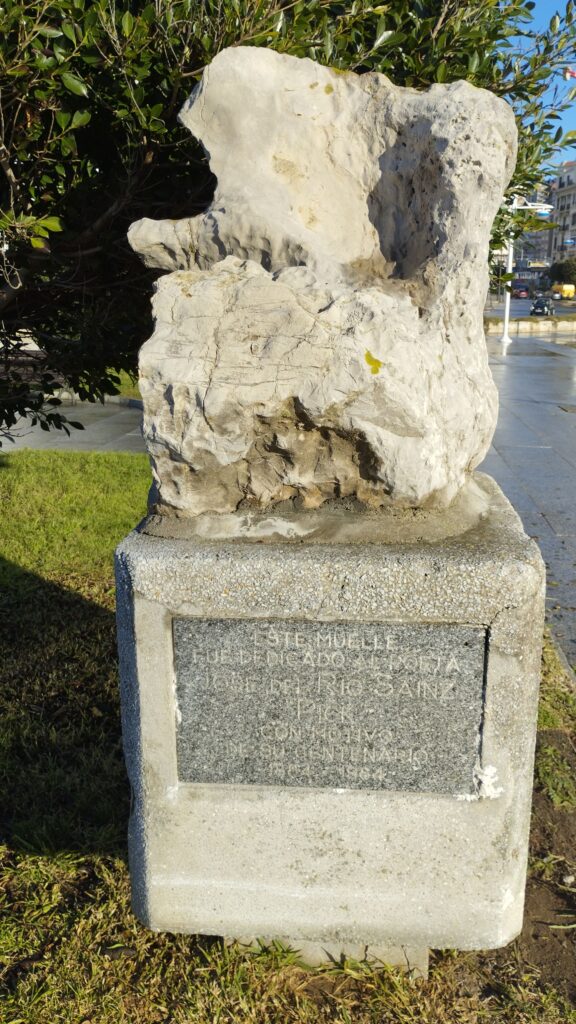 Monumento a José del Río Sainz en Puerto Chico