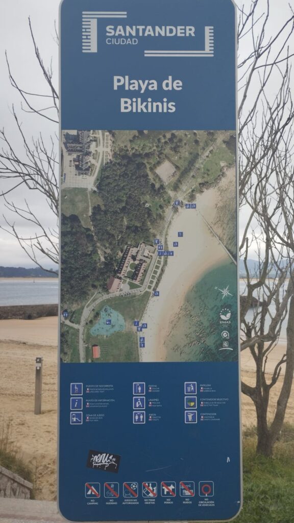 cartel informativo de la playa de los Bikinis