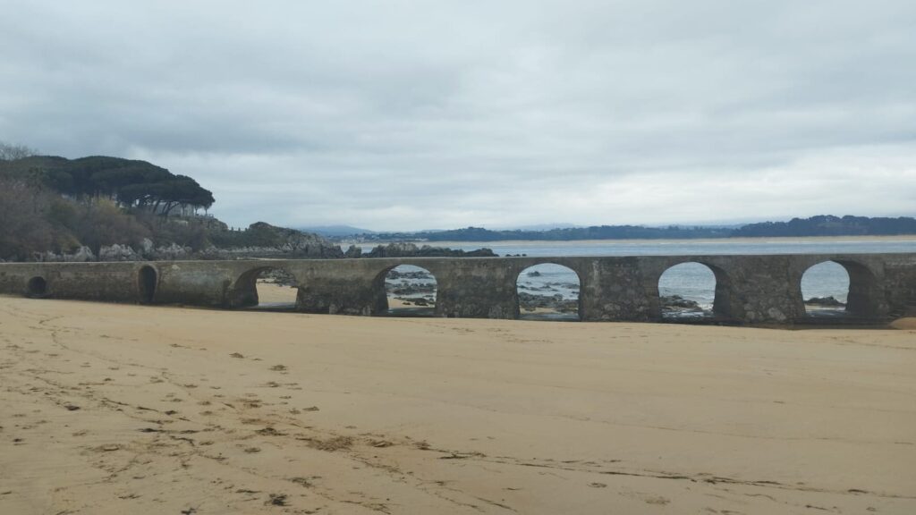 El espigón de la playa de los Bikinis