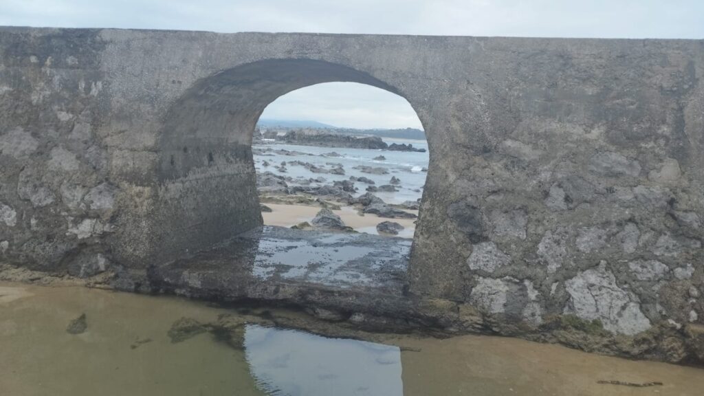 Arco del espigón de la playa de los Bikinis