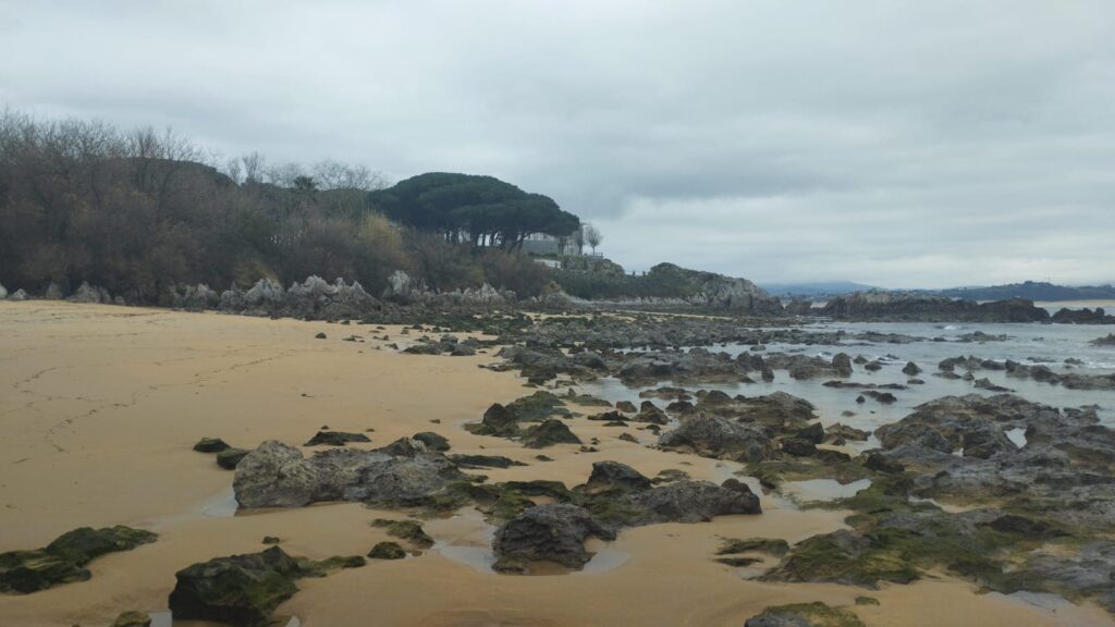 rocas en la playa de los bikinis