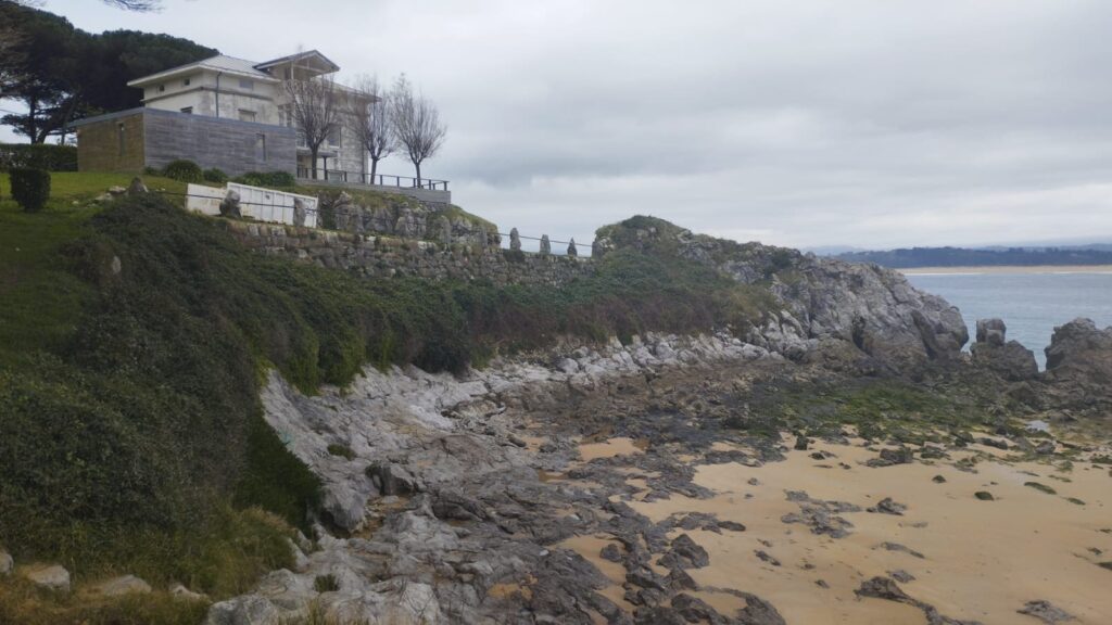 El este de la playa de Bikinis rocas y sede de Protección Civil