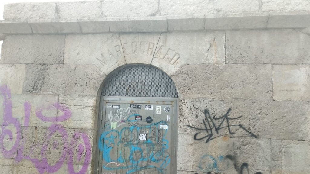 puerta de acceso al Mareógrafo de la Magdalena