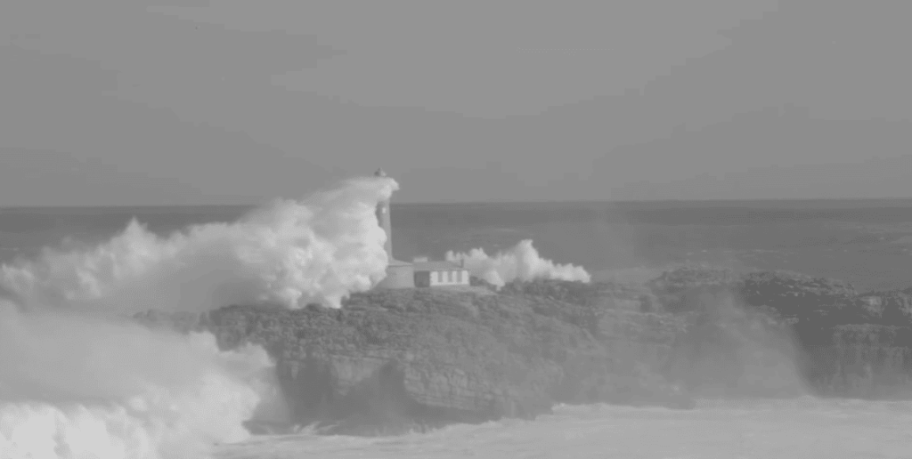 faro de Mouro en la tormenta