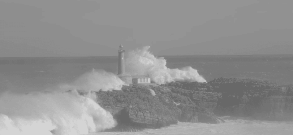 olas en el faro de Mouro