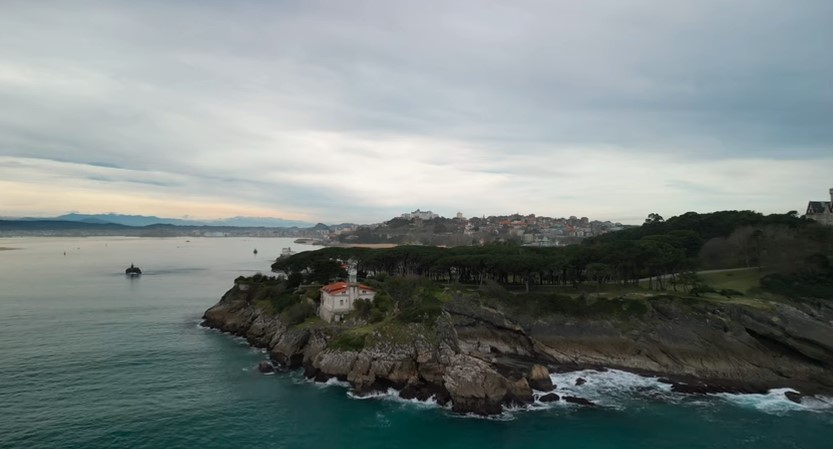 vista desde el mar del faro de la Punta de la Cerda