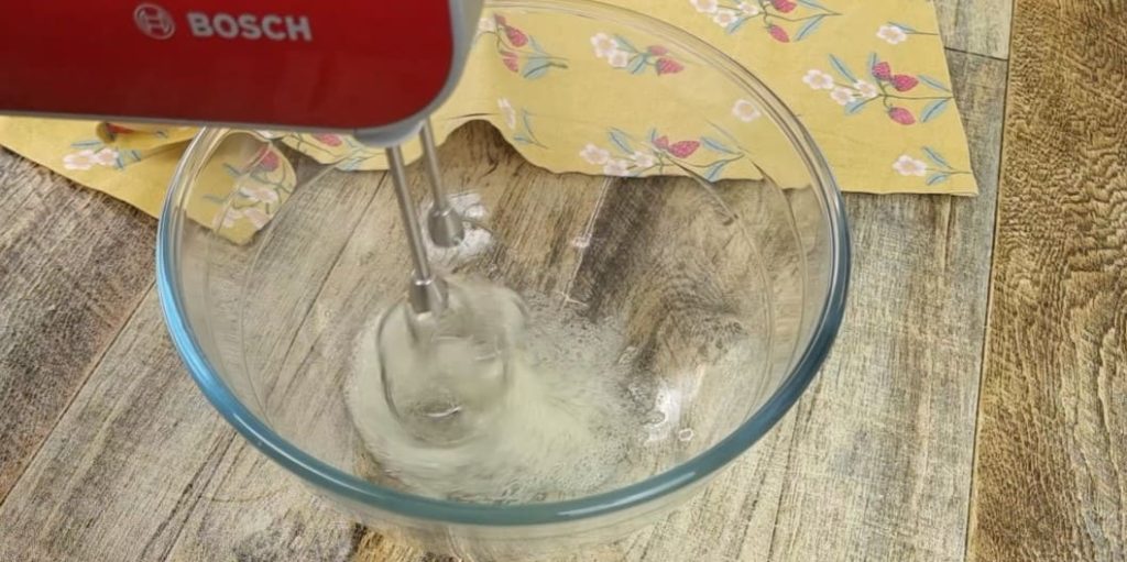 Corbatas de Unquera batiendo clara de huevo