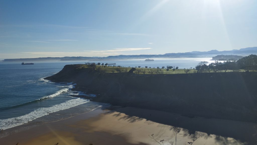 Vista desde Mataleñas El Cabo Menor Recorre el paseo en dirección al Sardinero