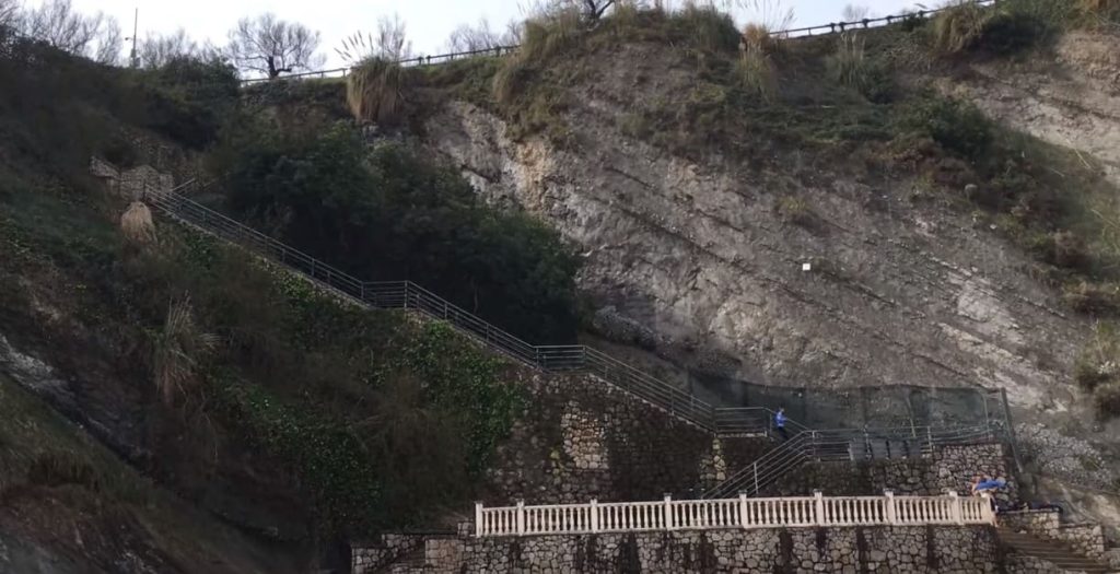 escaleras de acceso a la playa de Mataleñas