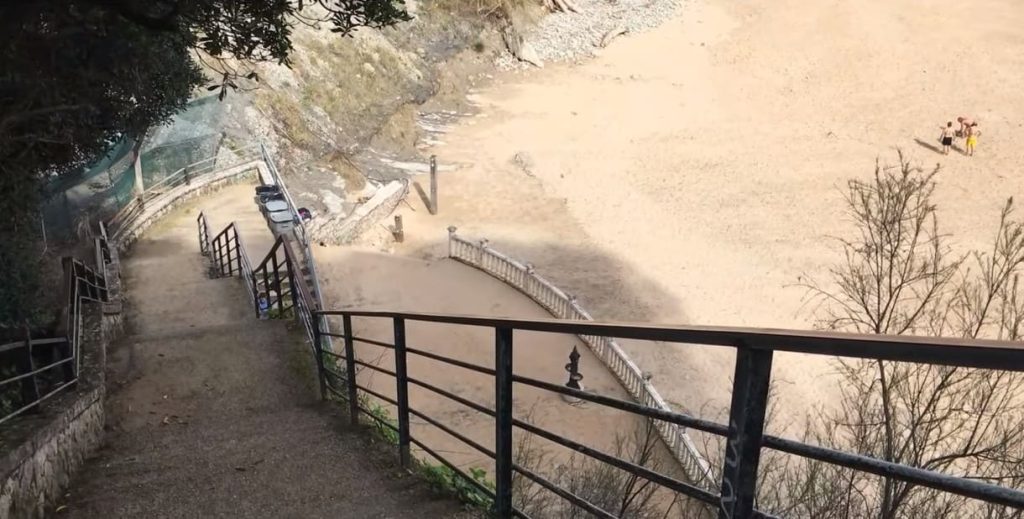 escaleras de la playa de Mataleñas