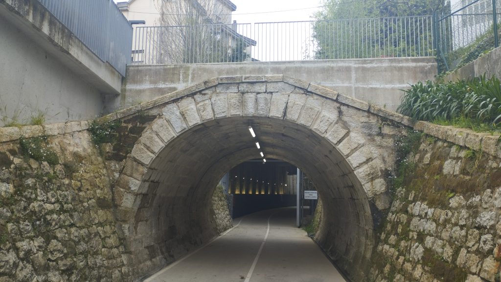 túnel del tren de Pombo Entrada a la boca nordeste del túnel zona de El Sardinero